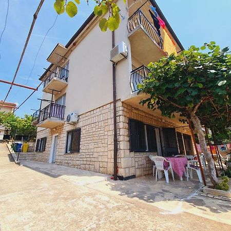 Apartments Viktorija Pula Exterior photo