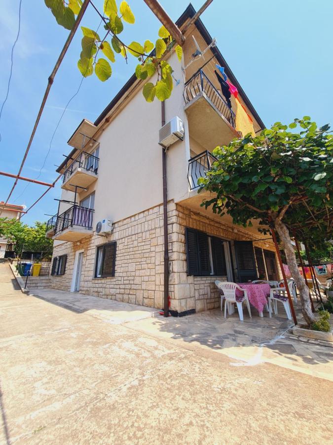 Apartments Viktorija Pula Exterior photo