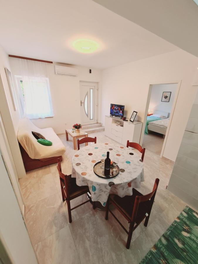 Apartments Viktorija Pula Exterior photo